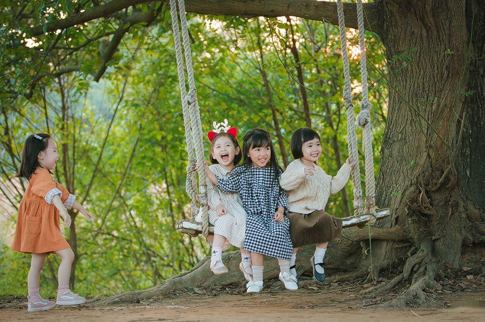 Bộ ảnh đáng yêu chụp 4 cô con gái của 4 bà mẹ chơi thân khiến nhiều chị em bấn loạn thả tim không ngừng-2