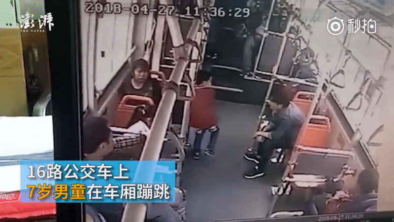 Nghịch ngợm trên xe buýt, cậu bé 7 tuổi bị đánh tới tấp và giẫm đạp thê thảm vì sự hiếu động của mình-1
