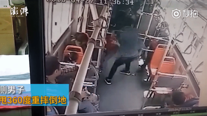 Nghịch ngợm trên xe buýt, cậu bé 7 tuổi bị đánh tới tấp và giẫm đạp thê thảm vì sự hiếu động của mình-2