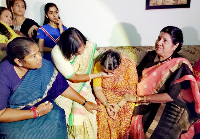 Vụ hãm hiếp chấn động Ấn Độ: Thủng săm xe trên đường đi làm, cô gái bị nhóm đàn ông vờ giúp đỡ rồi thay nhau cưỡng bức, thiêu cháy đến chết-3