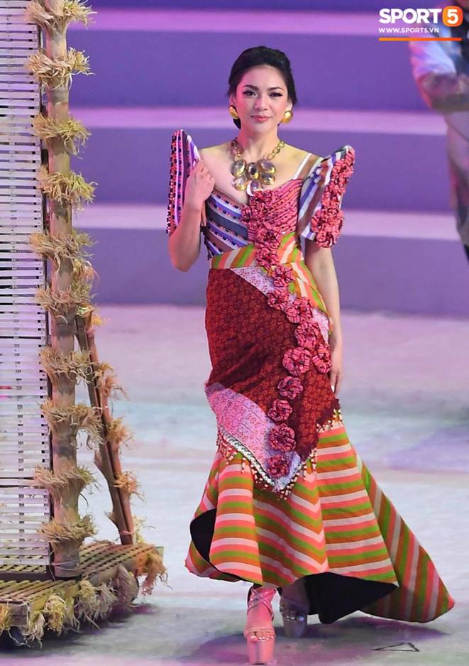 Cận cảnh dàn hoa hậu xinh tươi tham gia diễu hành khai mạc SEA Games 30-7