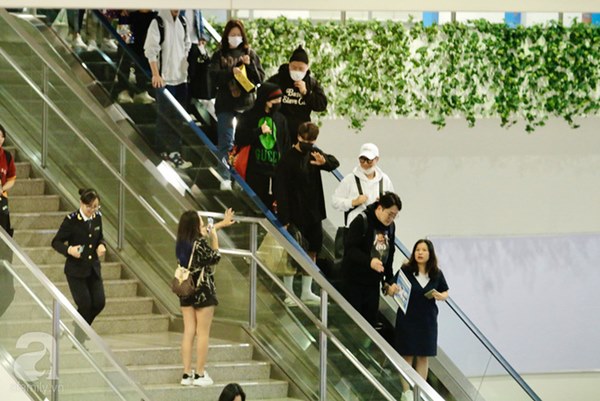 HOT: Các thành viên Running Man đã chính thức đến Việt Nam; Xuất hiện tình trạng móc túi, mất an ninh vì lượng người đông như vỡ trận-2