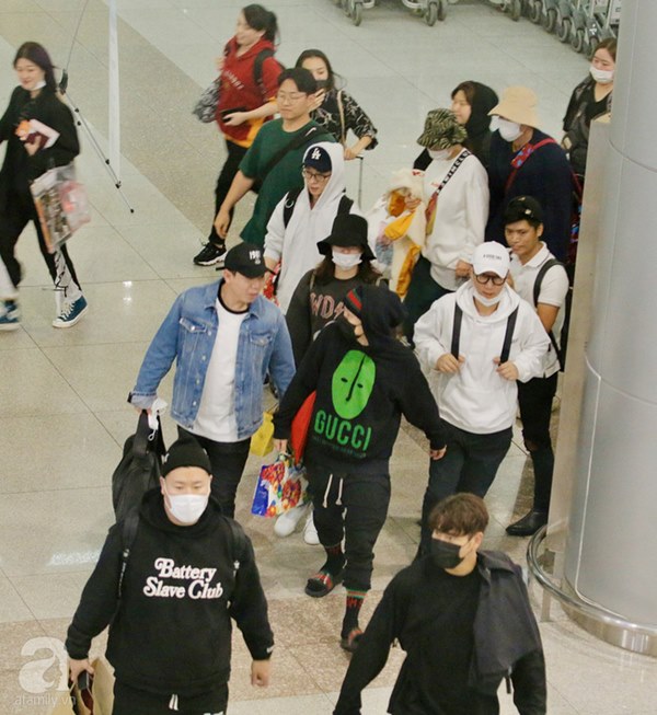 HOT: Các thành viên Running Man đã chính thức đến Việt Nam; Xuất hiện tình trạng móc túi, mất an ninh vì lượng người đông như vỡ trận-5