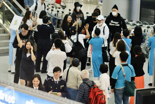 HOT: Các thành viên Running Man đã chính thức đến Việt Nam; Xuất hiện tình trạng móc túi, mất an ninh vì lượng người đông như vỡ trận-6