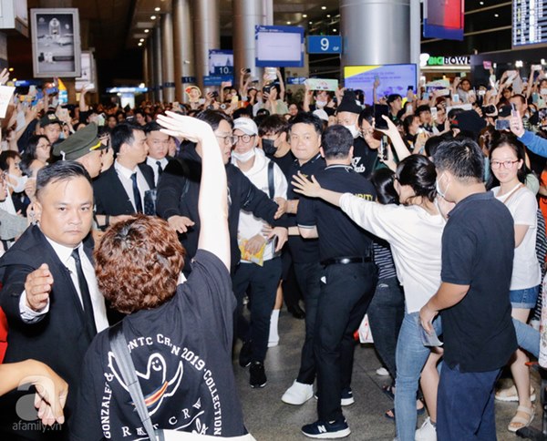 HOT: Các thành viên Running Man đã chính thức đến Việt Nam; Xuất hiện tình trạng móc túi, mất an ninh vì lượng người đông như vỡ trận-7