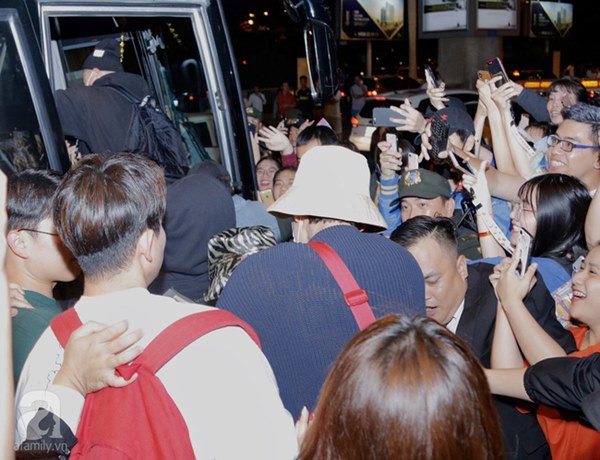 HOT: Các thành viên Running Man đã chính thức đến Việt Nam; Xuất hiện tình trạng móc túi, mất an ninh vì lượng người đông như vỡ trận-9