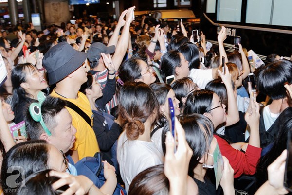 HOT: Các thành viên Running Man đã chính thức đến Việt Nam; Xuất hiện tình trạng móc túi, mất an ninh vì lượng người đông như vỡ trận-10