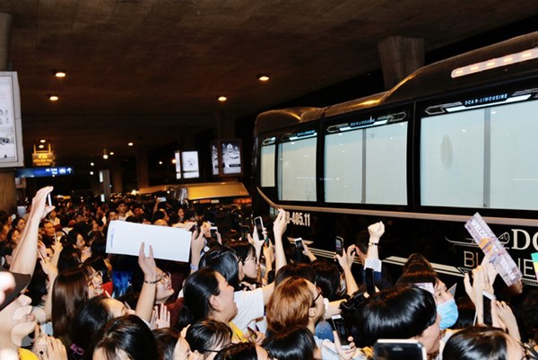 HOT: Các thành viên Running Man đã chính thức đến Việt Nam; Xuất hiện tình trạng móc túi, mất an ninh vì lượng người đông như vỡ trận-11