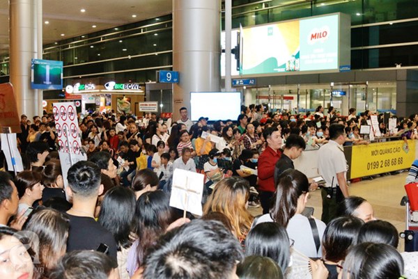 HOT: Các thành viên Running Man đã chính thức đến Việt Nam; Xuất hiện tình trạng móc túi, mất an ninh vì lượng người đông như vỡ trận-12