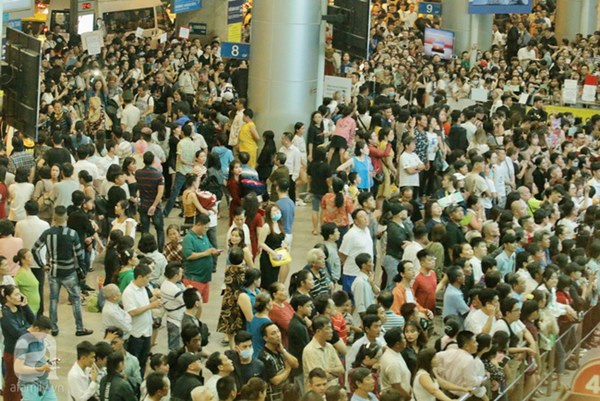 HOT: Các thành viên Running Man đã chính thức đến Việt Nam; Xuất hiện tình trạng móc túi, mất an ninh vì lượng người đông như vỡ trận-14