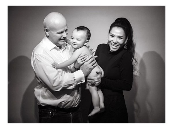 Ngắm 5 chàng rể ngoại quốc của Vbiz: Toàn tài giỏi điển trai hết chỗ chê, gây mê nhất là ông xã MC Hoàng Oanh-5