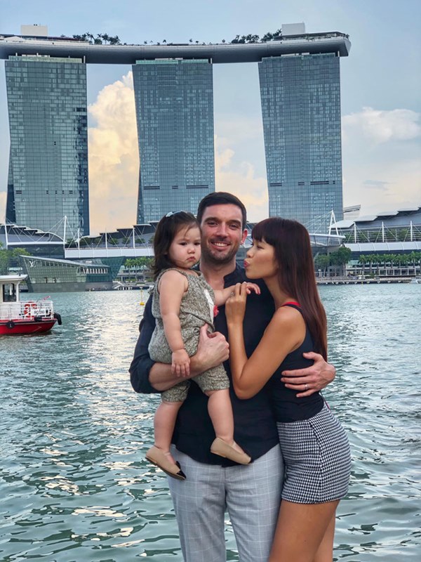 Ngắm 5 chàng rể ngoại quốc của Vbiz: Toàn tài giỏi điển trai hết chỗ chê, gây mê nhất là ông xã MC Hoàng Oanh-13