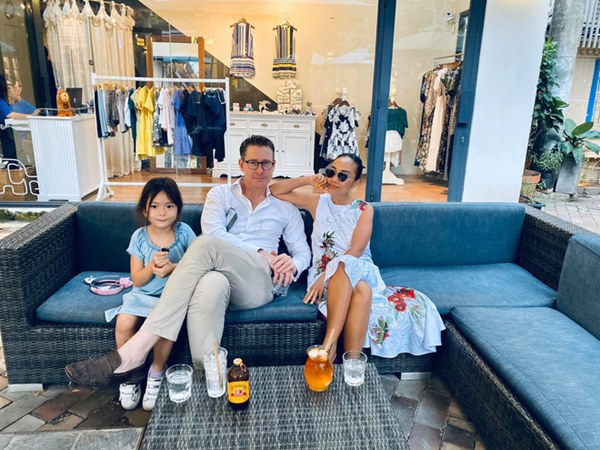 Ngắm 5 chàng rể ngoại quốc của Vbiz: Toàn tài giỏi điển trai hết chỗ chê, gây mê nhất là ông xã MC Hoàng Oanh-14