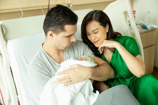 Ngắm 5 chàng rể ngoại quốc của Vbiz: Toàn tài giỏi điển trai hết chỗ chê, gây mê nhất là ông xã MC Hoàng Oanh-19