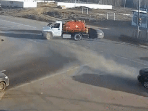 Ôtô chạy tốc độ cao đâm trực diện xe bồn