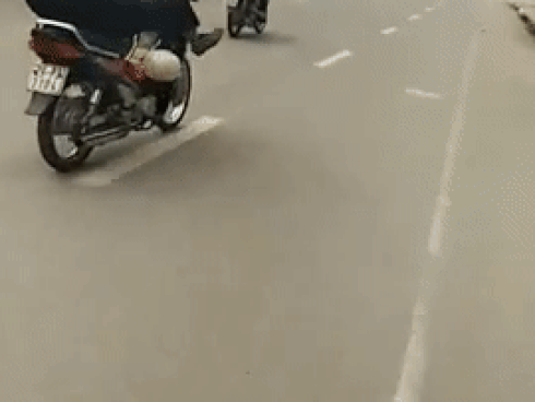 CLIP: Nằm chổng ngược chân lên trời lái xe, người đàn ông khiến cả phố giật mình vì quá dị
