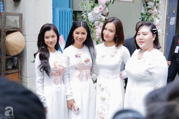 Đám cưới Á hậu Hoàng Oanh cùng bạn trai ngoại quốc: Cô dâu chú rể hạnh phúc trao nhau nụ hôn cùng bước lên xe-45