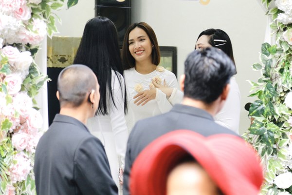 Đám cưới Á hậu Hoàng Oanh cùng bạn trai ngoại quốc: Cô dâu chú rể hạnh phúc trao nhau nụ hôn cùng bước lên xe-49