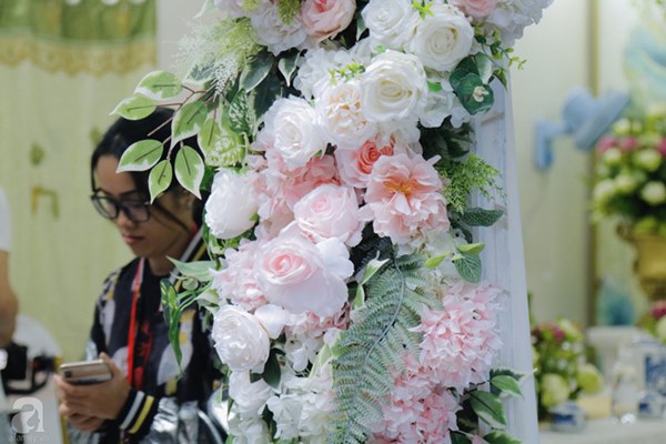 Đám cưới Á hậu Hoàng Oanh cùng bạn trai ngoại quốc: Cô dâu chú rể hạnh phúc trao nhau nụ hôn cùng bước lên xe-55