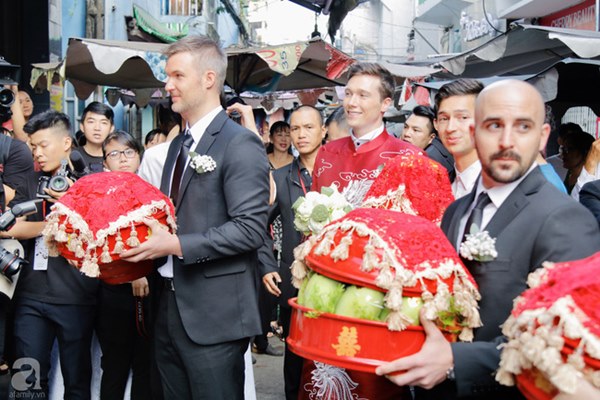 Đám cưới Á hậu Hoàng Oanh cùng bạn trai ngoại quốc: Cô dâu chú rể hạnh phúc trao nhau nụ hôn cùng bước lên xe-35