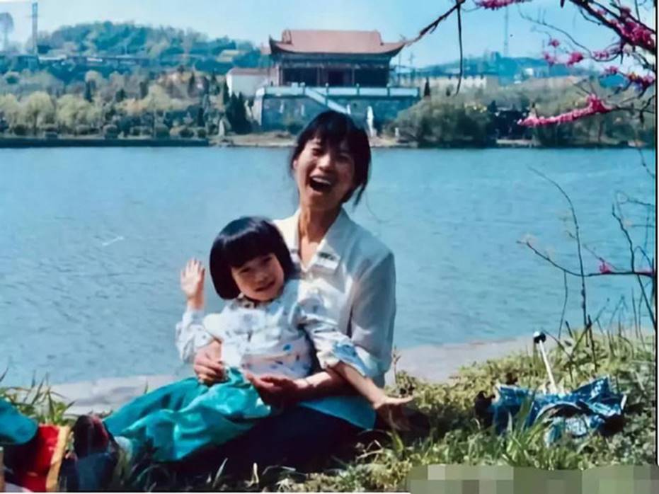 Từ câu động viên kịp thời của mẹ, cô con gái từng bị cô giáo mắng là Con heo đã đậu Harvard và sự nghiệp rạng rỡ-3