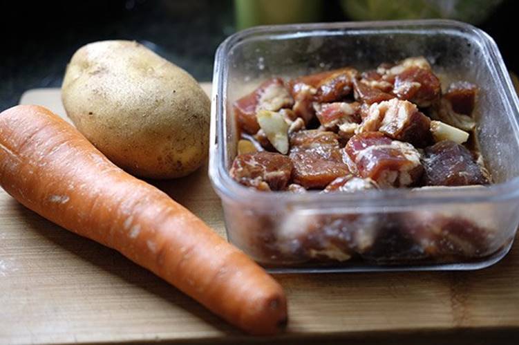 Đổ gạo lẫn sườn vào nồi cơm điện, nấu xong có ngay món lạ, nhìn tưởng nhà hàng hạng sang-1