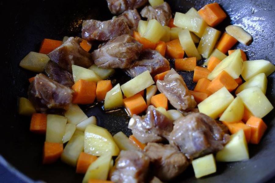 Đổ gạo lẫn sườn vào nồi cơm điện, nấu xong có ngay món lạ, nhìn tưởng nhà hàng hạng sang-3