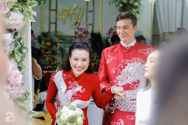 Đám cưới Á hậu Hoàng Oanh cùng bạn trai ngoại quốc: Cô dâu chú rể hạnh phúc trao nhau nụ hôn cùng bước lên xe-8