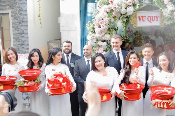 Đám cưới Á hậu Hoàng Oanh cùng bạn trai ngoại quốc: Cô dâu chú rể hạnh phúc trao nhau nụ hôn cùng bước lên xe-19