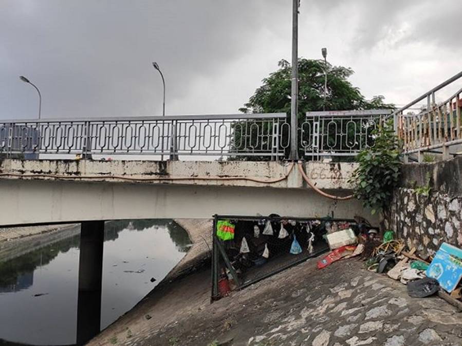 Bỏ nhà mặt phố Hà Nội, người phụ nữ ra gầm cầu sống 10 năm vì: Ở đây mát hơn”-1