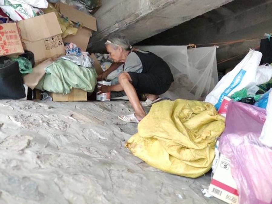 Bỏ nhà mặt phố Hà Nội, người phụ nữ ra gầm cầu sống 10 năm vì: Ở đây mát hơn”-4