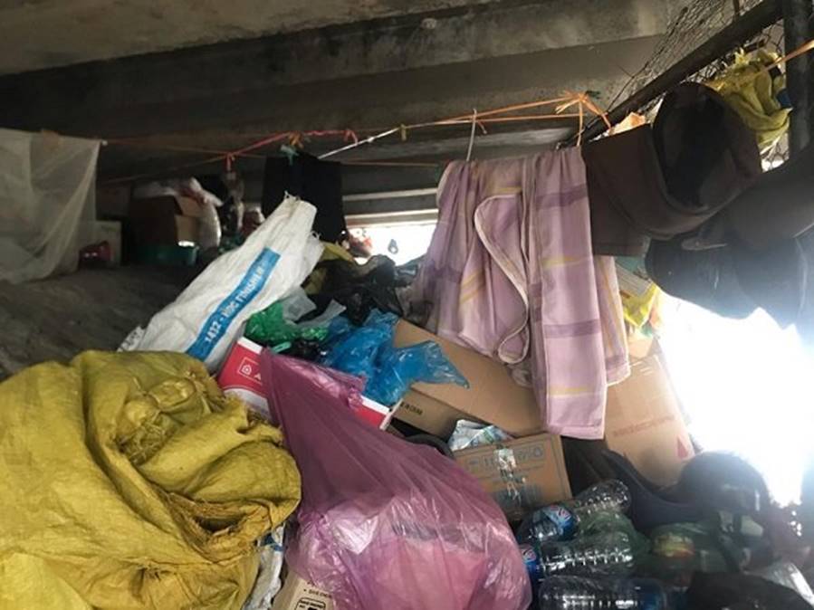 Bỏ nhà mặt phố Hà Nội, người phụ nữ ra gầm cầu sống 10 năm vì: Ở đây mát hơn”-5