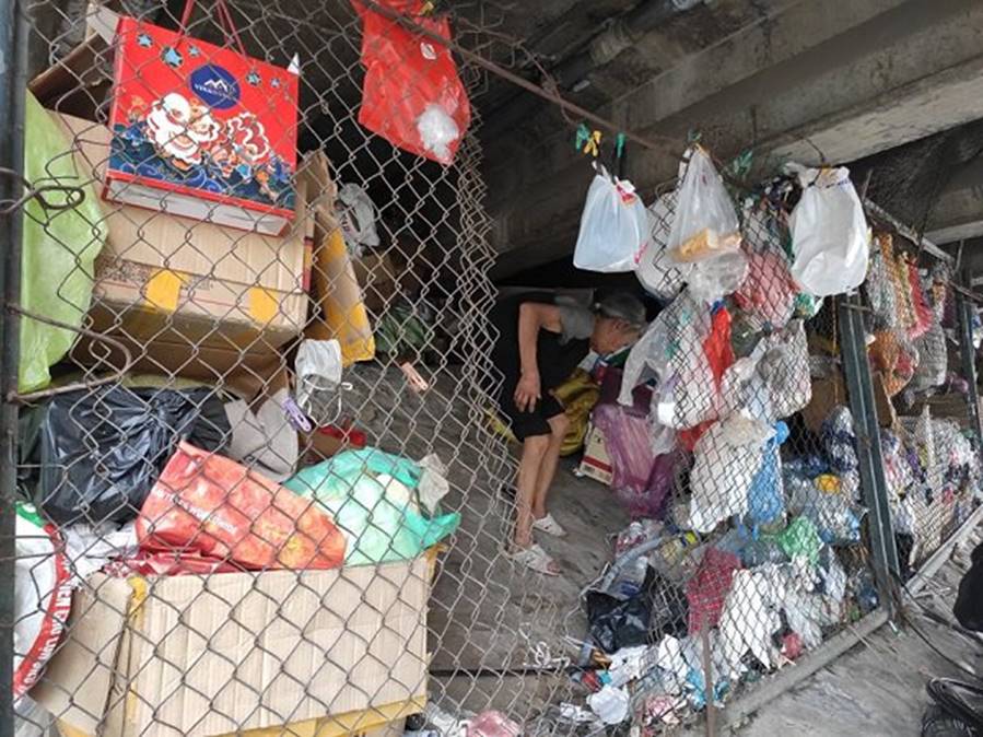 Bỏ nhà mặt phố Hà Nội, người phụ nữ ra gầm cầu sống 10 năm vì: Ở đây mát hơn”-6