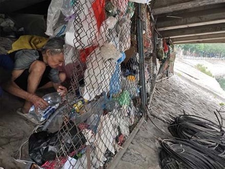 Bỏ nhà mặt phố Hà Nội, người phụ nữ ra gầm cầu sống 10 năm vì: “Ở đây mát hơn”