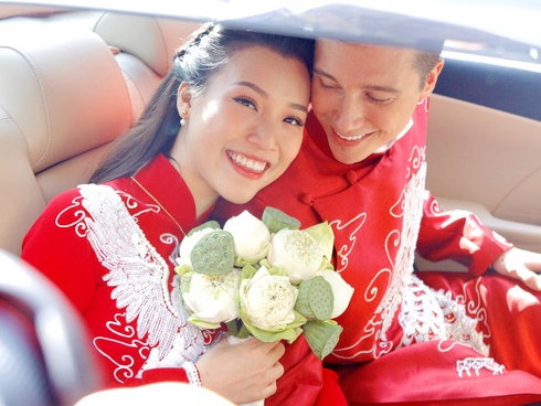 Dàn mỹ nhân Ngựa Hoang diện áo dài trắng thướt tha khoe dáng cùng dàn phù rể ngoại quốc trong lễ rước dâu của Á hậu Hoàng Oanh-13
