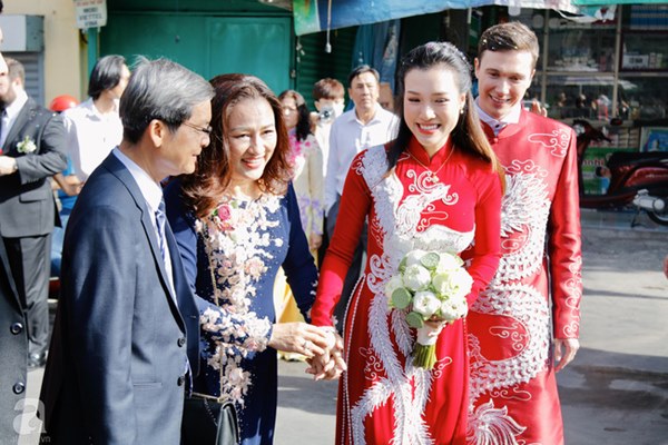 Đám cưới Á hậu Hoàng Oanh cùng bạn trai ngoại quốc: Cô dâu chú rể hạnh phúc trao nhau nụ hôn cùng bước lên xe-3