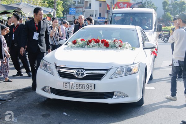 Đám cưới Á hậu Hoàng Oanh cùng bạn trai ngoại quốc: Cô dâu chú rể hạnh phúc trao nhau nụ hôn cùng bước lên xe-7