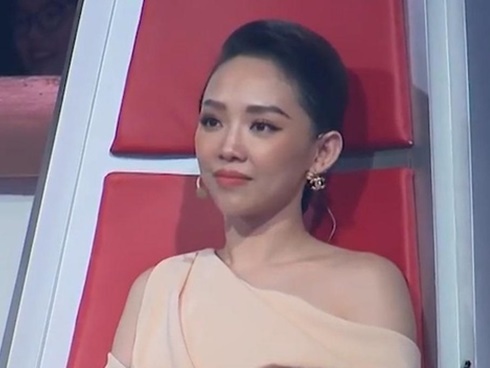 Mãi say sưa ca hát, Vũ Cát Tường ngã từ độ cao hơn 2 mét từ trên sân khấu xuống thẳng nền đất, fan lo đến điếng người!-1