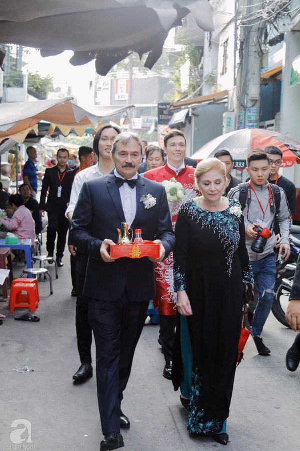 Bố mẹ chồng người Mỹ của Á hậu Hoàng Oanh diện trang phục truyền thống tới nhà rước dâu theo đúng nghi lễ Việt Nam-1