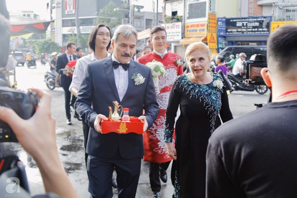 Bố mẹ chồng người Mỹ của Á hậu Hoàng Oanh diện trang phục truyền thống tới nhà rước dâu theo đúng nghi lễ Việt Nam-2
