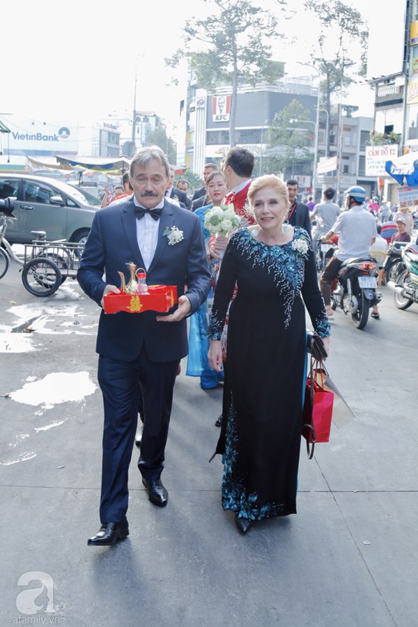 Bố mẹ chồng người Mỹ của Á hậu Hoàng Oanh diện trang phục truyền thống tới nhà rước dâu theo đúng nghi lễ Việt Nam-3