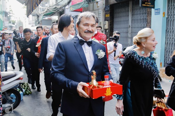 Bố mẹ chồng người Mỹ của Á hậu Hoàng Oanh diện trang phục truyền thống tới nhà rước dâu theo đúng nghi lễ Việt Nam-4