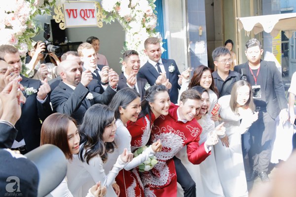 Dàn mỹ nhân Ngựa Hoang diện áo dài trắng thướt tha khoe dáng cùng dàn phù rể ngoại quốc trong lễ rước dâu của Á hậu Hoàng Oanh-10