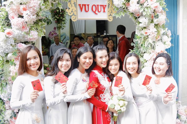 Dàn mỹ nhân Ngựa Hoang diện áo dài trắng thướt tha khoe dáng cùng dàn phù rể ngoại quốc trong lễ rước dâu của Á hậu Hoàng Oanh-11