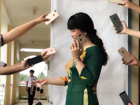 Đu hot trend tone-sur-tone, cô giáo chụp ảnh với loạt iPhone sang chảnh khiến dân mạng được dịp