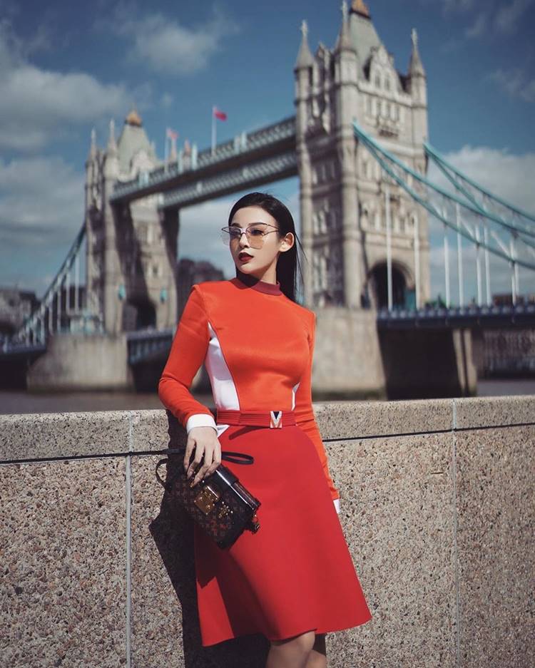 Tiết kiệm như Huyền Baby: sắm chiếc đầm 230 triệu, đợi cả năm trời mới mặc lần 2-1