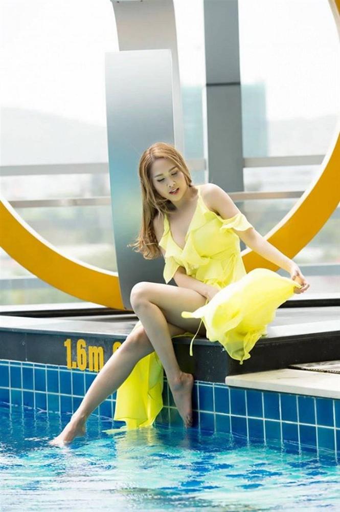 Gái nhảy Minh Thư thả dáng gợi cảm bên hồ bơi-1