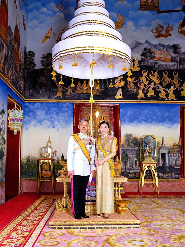 Cung điện phát hành hình ảnh mới của vợ chồng Quốc vương Thái Lan cho thấy sự khác biệt rõ rệt giữa Hoàng hậu và Hoàng quý phi-2