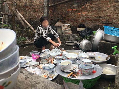 Hình ảnh có 1-0-2 khi chàng rể lần đầu trổ tài chặt thịt gà nhưng 4 bề xung quanh lại bị bố mẹ, cô, dì, thím bên vợ kè kè giám sát đến thương-2