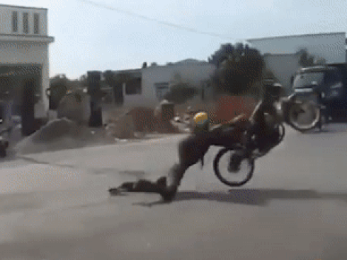 Hai nam thanh niên ngã nhào vì biểu diễn bốc đầu xe máy-1